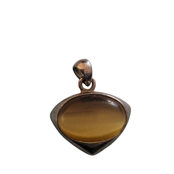 Elegant Gold Tone Pendant - Picture 1 of 3